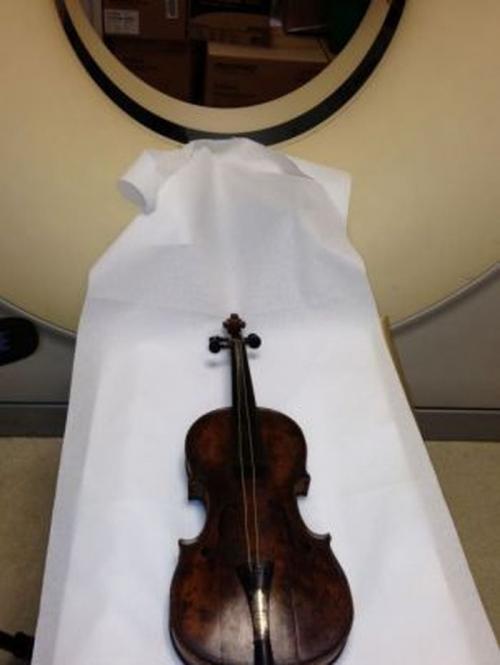 Найдена скрипка, игравшая в последние минуты жизни пассажиров Титаника