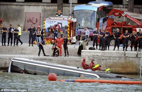 Из Сены достали упавший автобус