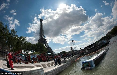 Из Сены достали упавший автобус