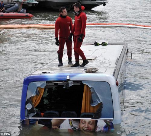 Из Сены достали упавший автобус