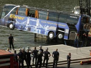 Из Сены достали упавший автобус