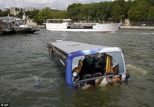 Из Сены достали упавший автобус