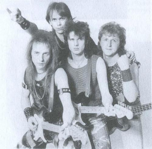 Уникальные архивные фото из жизни звезд российского рока