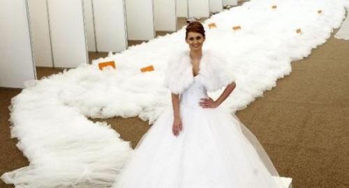 Дизайнеры представили уникальные свадебные платья