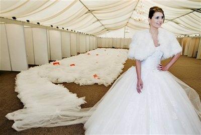Дизайнеры представили уникальные свадебные платья