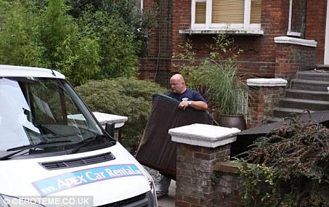 Гитарист Rolling Stones поселился в замке с русской любовницей