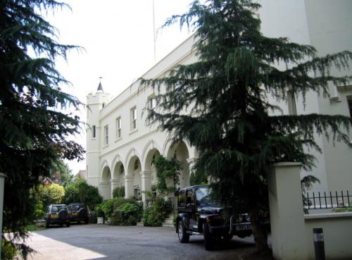 Гитарист Rolling Stones поселился в замке с русской любовницей