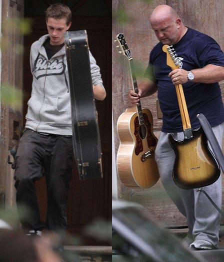 Гитарист Rolling Stones поселился в замке с русской любовницей