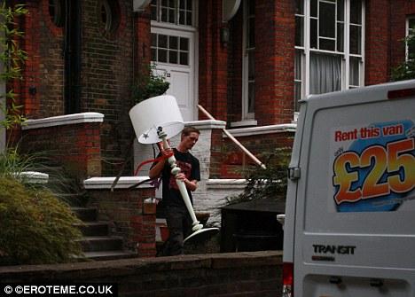 Гитарист Rolling Stones поселился в замке с русской любовницей