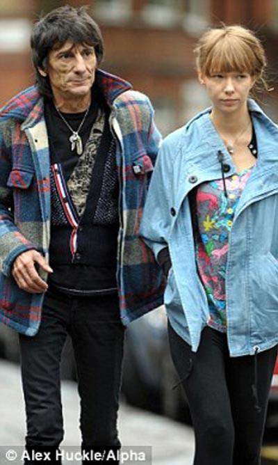 Гитарист Rolling Stones поселился в замке с русской любовницей