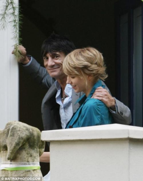 Гитарист Rolling Stones поселился в замке с русской любовницей