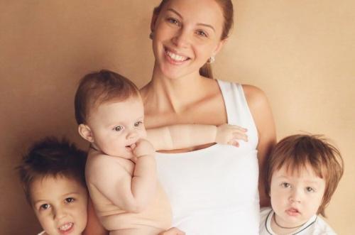 Знаменитости, которые рожали в прямом эфире