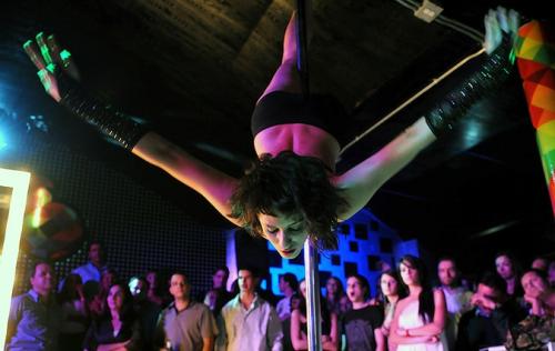 Латиноамериканок призвали к шесту