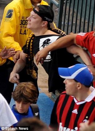 Дэвид Бекхэм кинулся на зарвавшегося фаната с кулаками