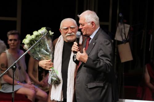 Армену Джигарханяну на 80-летие подарили сюрпризы