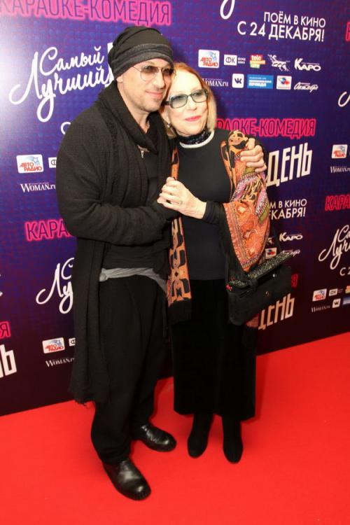 Бекмамбетов привез на премьеру в Москву изобретателя караоке