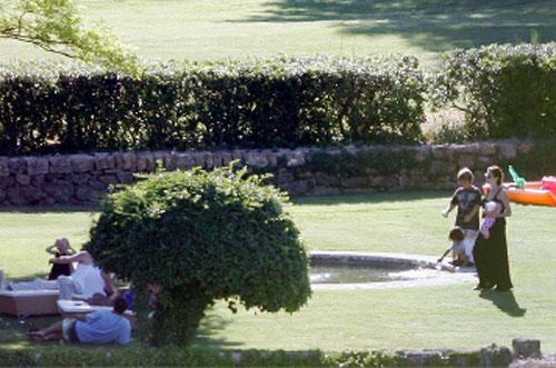 Анджелину Джоли впервые засняли после родов