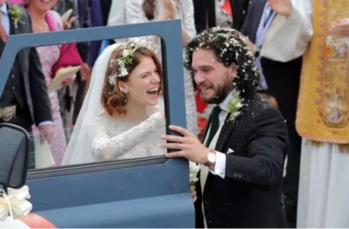 Актеры из «Игры престолов» сыграли свадьбу в старинном замке