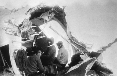 Пассажиры самолета, прожившие в зимних горах 72 дня после его крушенияРейс 571 Уругвайских авиалиний (известный также как "Чудо в Андах" и "Катастрофа в Андах") разбился в Андах 13 октября 1972 года. На борту находилось 45 человек, среди них игроки команды по регби, их семьи и друзья. 10 человек погибли сразу, остальным пришлось 72 дня выживать в горах практически без пищи и теплой одежды.