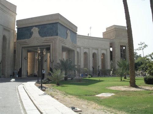 Восточная роскошь и запустение дворцов Саддама Хусейна