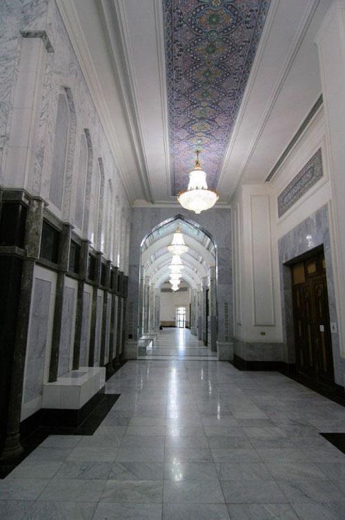 Восточная роскошь и запустение дворцов Саддама Хусейна