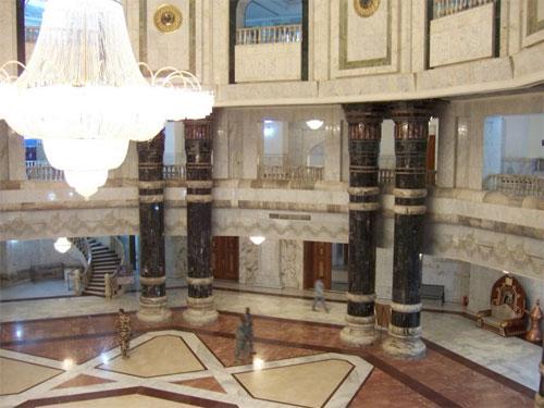 Восточная роскошь и запустение дворцов Саддама Хусейна