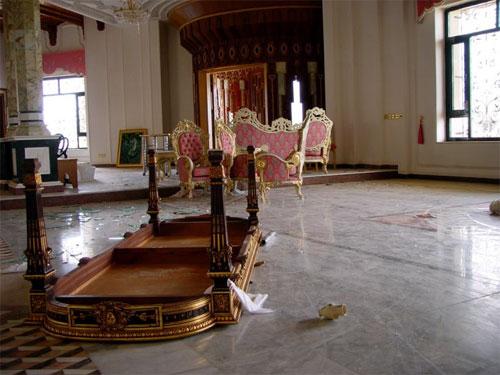 Восточная роскошь и запустение дворцов Саддама Хусейна