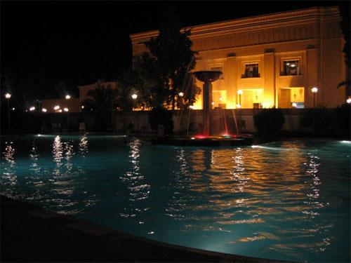 Восточная роскошь и запустение дворцов Саддама Хусейна