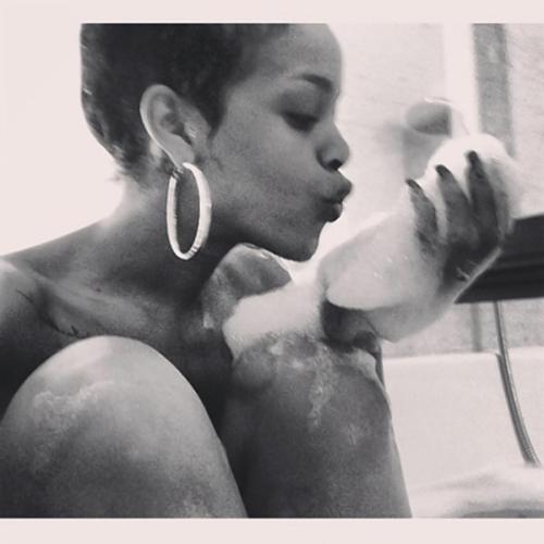 Звезды, которые выкладывают странные селфи из ванной и туалета