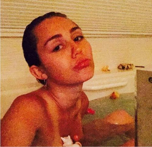 Звезды, которые выкладывают странные селфи из ванной и туалета