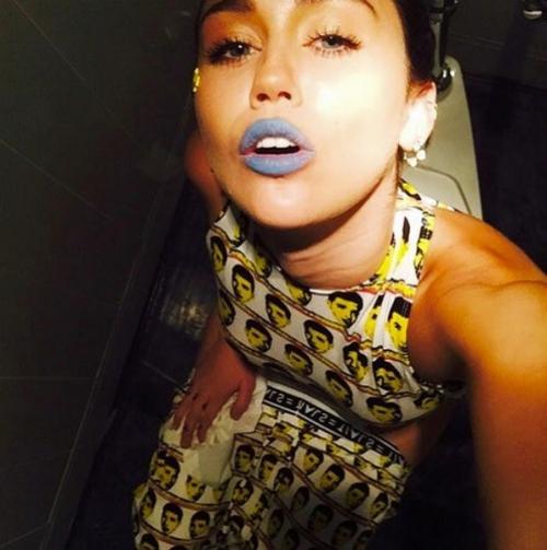 Звезды, которые выкладывают странные селфи из ванной и туалета