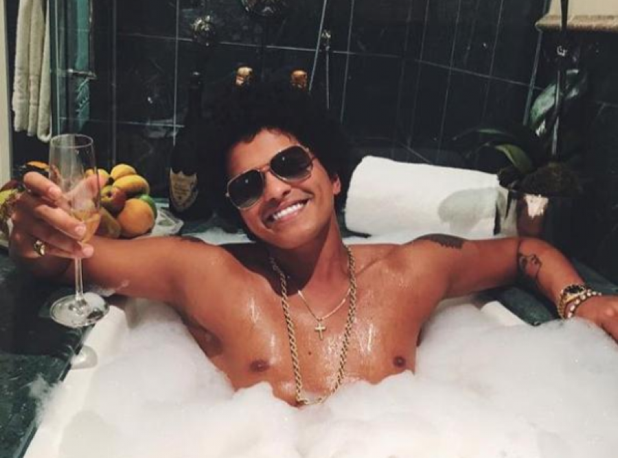 Звезды, которые выкладывают странные селфи из ванной и туалета