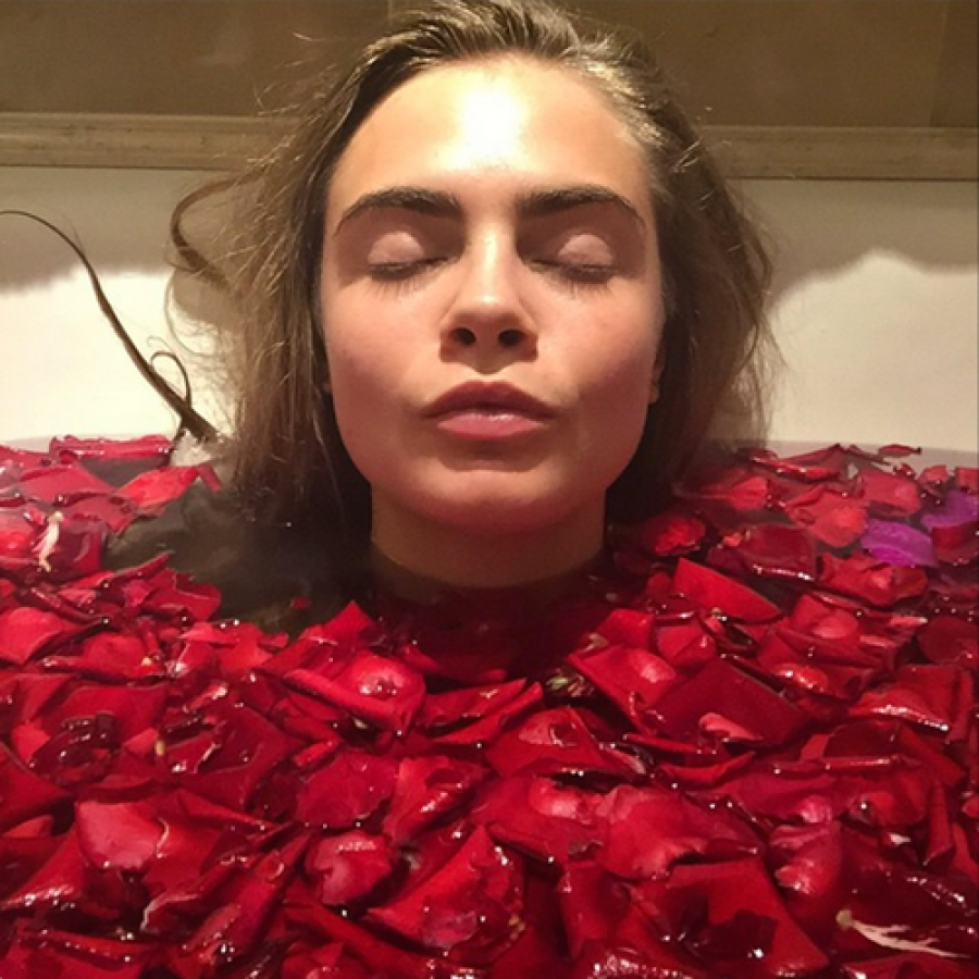 Звезды, которые выкладывают странные селфи из ванной и туалета