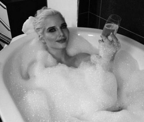 Звезды, которые выкладывают странные селфи из ванной и туалета