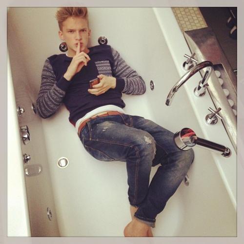 Звезды, которые выкладывают странные селфи из ванной и туалета