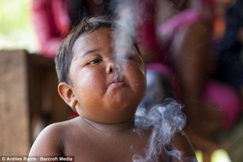 В Индонезии появился  двухлетний курильщик