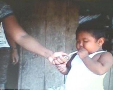 В Индонезии появился  двухлетний курильщик