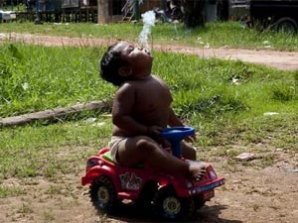 В Индонезии появился  двухлетний курильщик