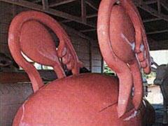 Кладбищенский китч:  гробы в форме огурца, "мерседеса" и матки