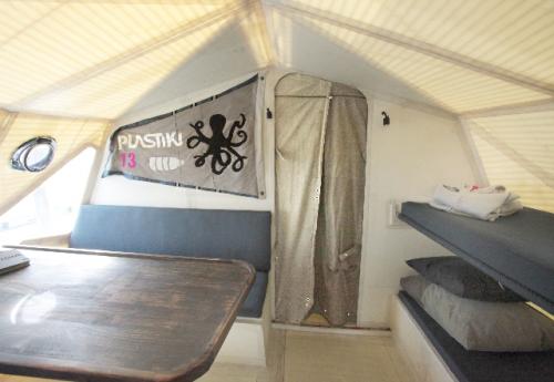 Миллиардер отправился в плавание на судне из пластиковых бутылок