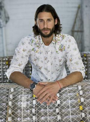 Миллиардер отправился в плавание на судне из пластиковых бутылок