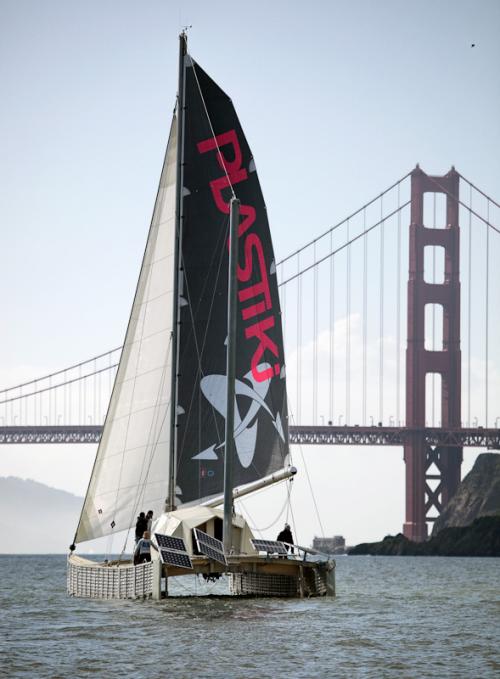 Миллиардер отправился в плавание на судне из пластиковых бутылок