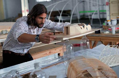 Миллиардер отправился в плавание на судне из пластиковых бутылок