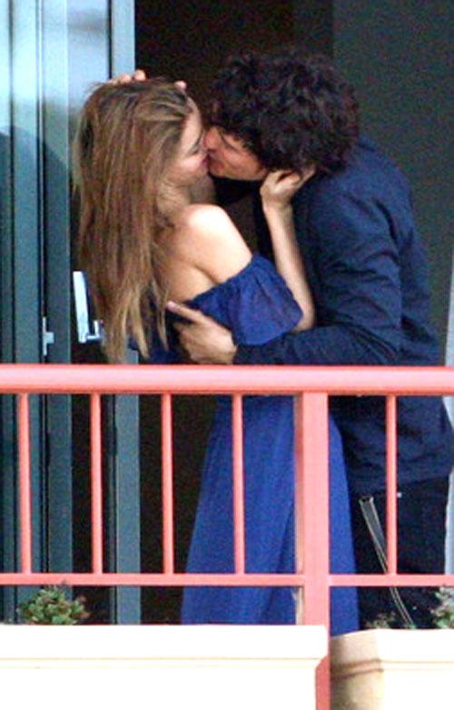 Миранда Керр и Орландо Блум показали любовь на балконе