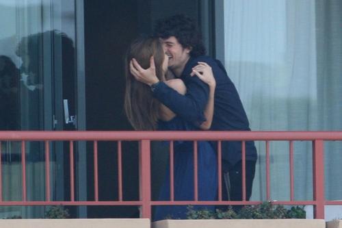 Миранда Керр и Орландо Блум показали любовь на балконе