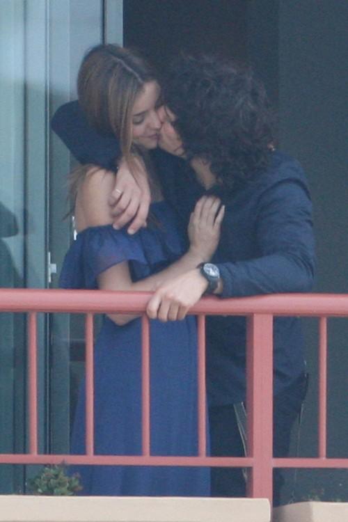 Миранда Керр и Орландо Блум показали любовь на балконе