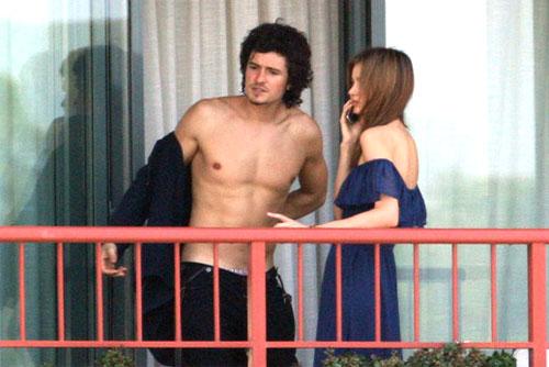 Миранда Керр и Орландо Блум показали любовь на балконе