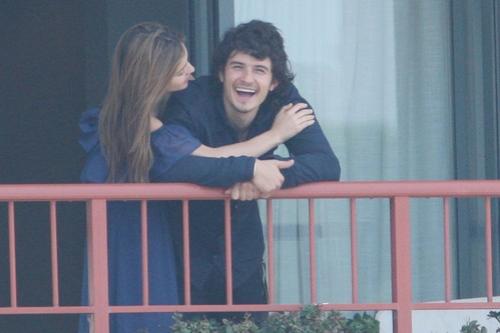 Миранда Керр и Орландо Блум показали любовь на балконе