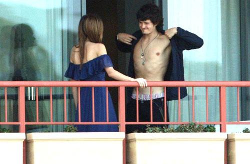 Миранда Керр и Орландо Блум показали любовь на балконе