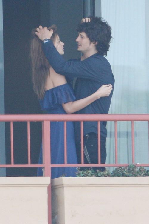 Миранда Керр и Орландо Блум показали любовь на балконе